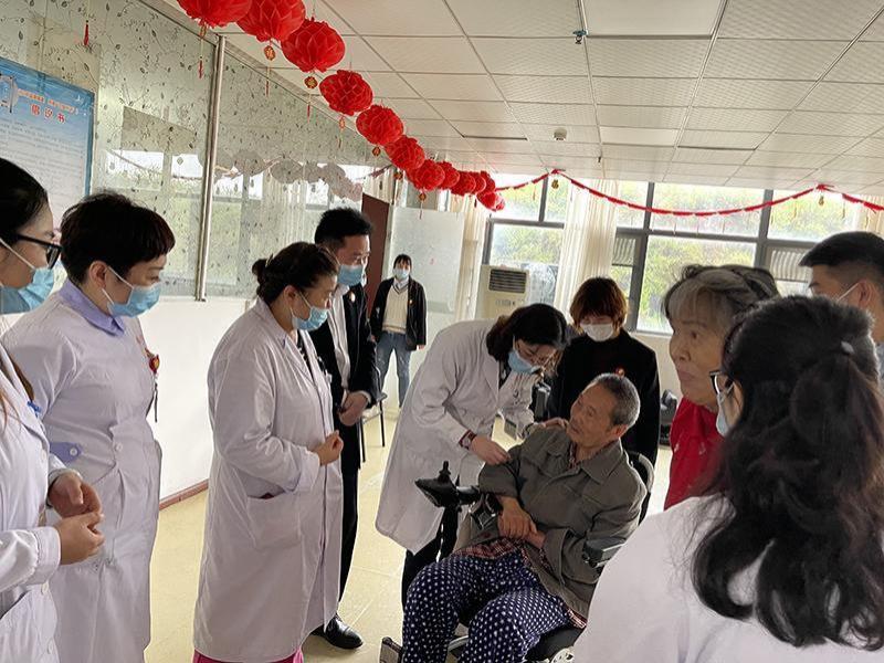 省医专家来我院给老人会诊-10