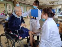 给老人中药泡脚