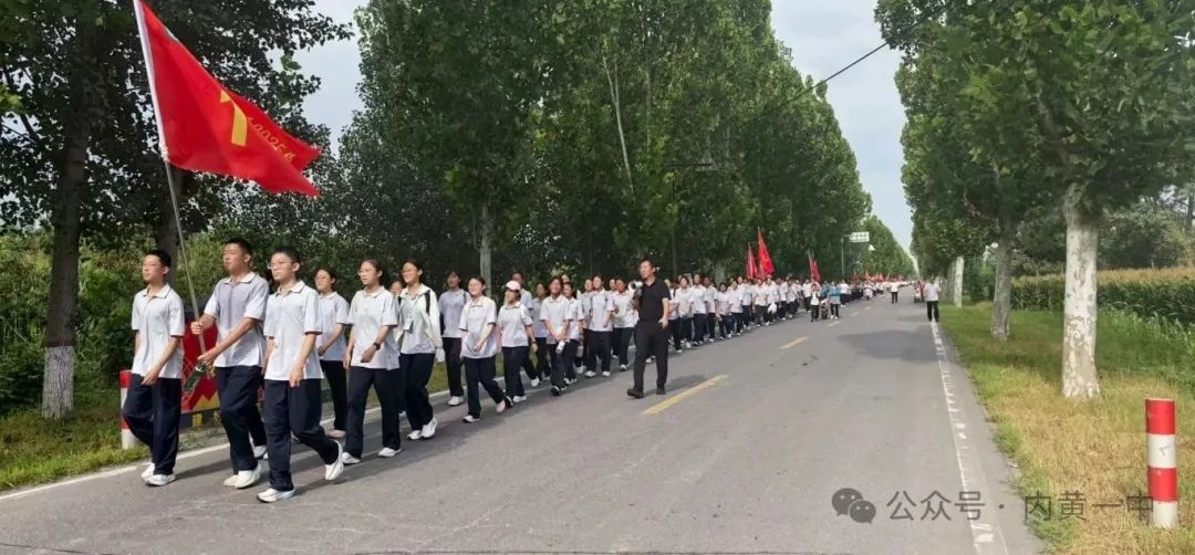 军训生活｜内黄一中高一新生开展10公里拉练 以青春脚步致敬抗战胜利80周年
