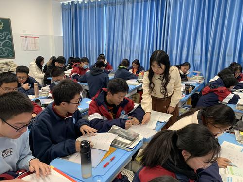 卫雅馨老师上课照片1