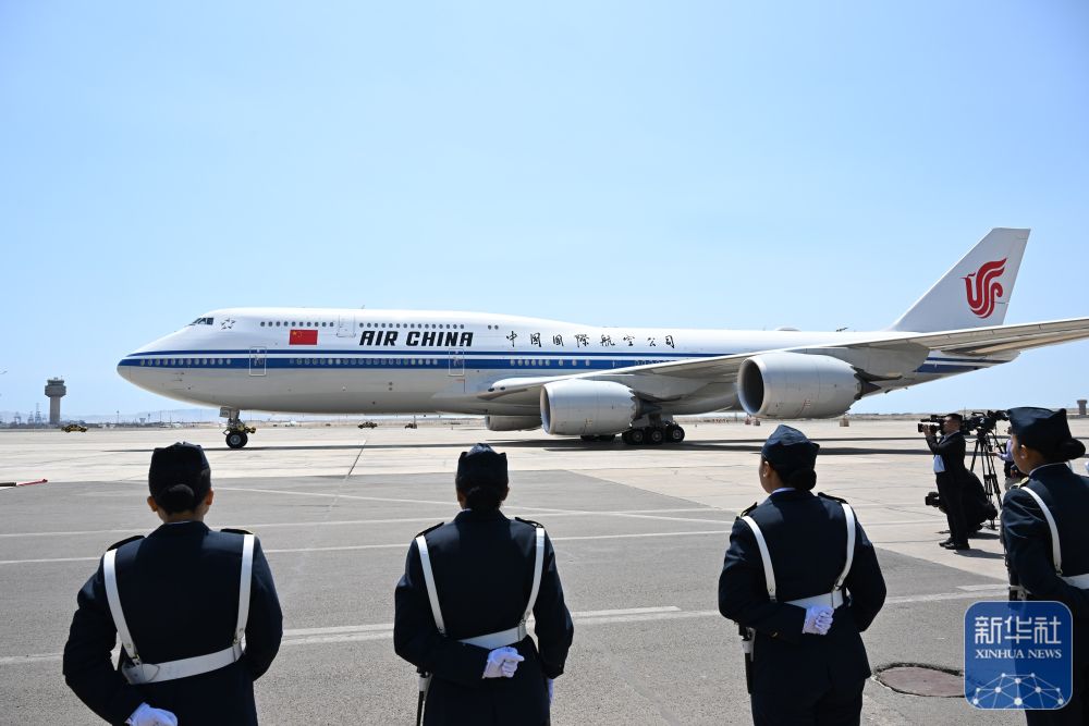 习近平主席抵达秘鲁 受到热烈欢迎