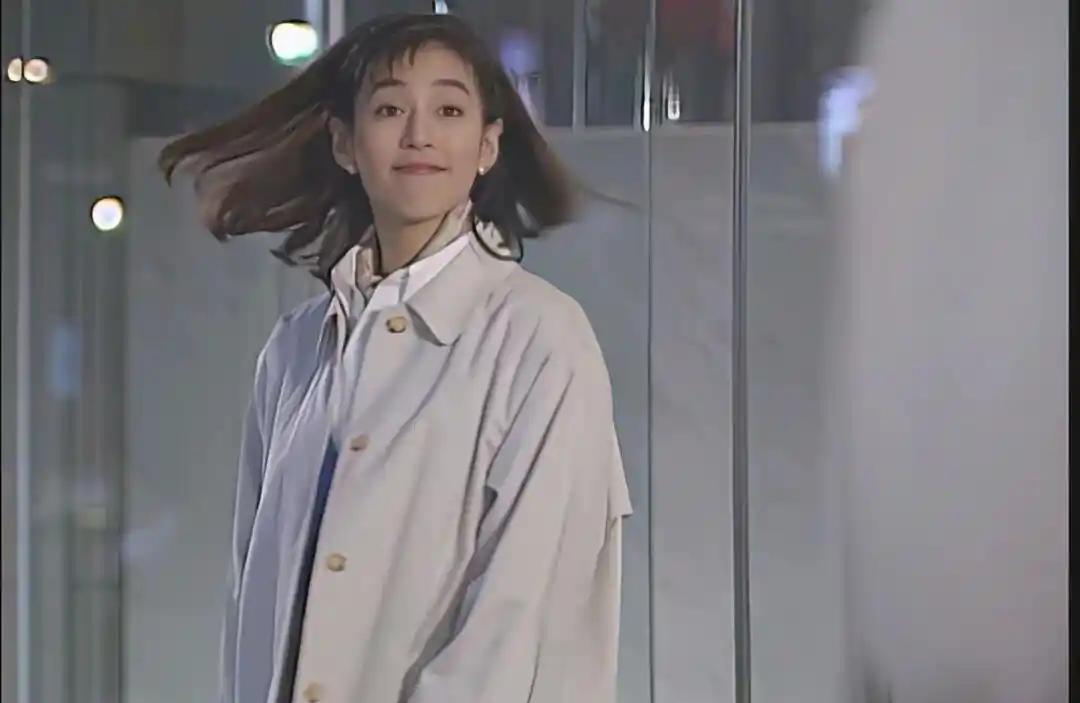 《东京爱情故事》同款牛角扣大衣