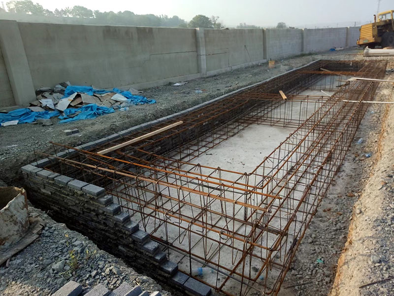 3-打好垫层后，捆绑钢筋，用砖做胎盒