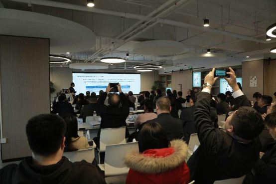 一群人在房间里交谈

描述已自动生成