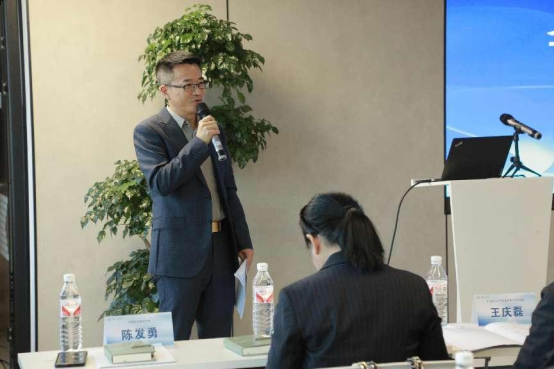 电脑前的人

中度可信度描述已自动生成