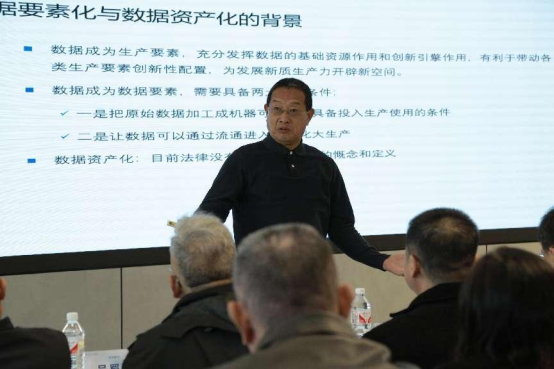 人们在看台上的人和男子的照片和文字

中度可信度描述已自动生成