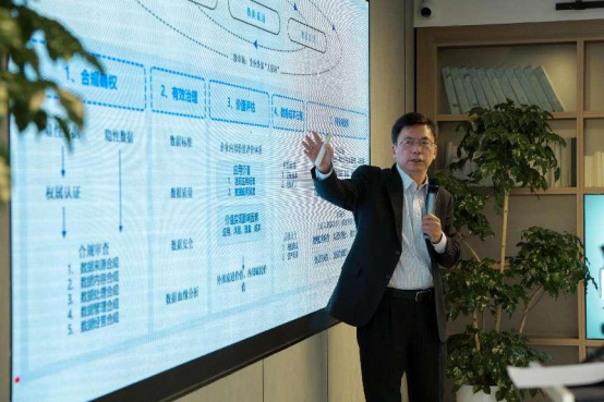 男人站在电视前

描述已自动生成