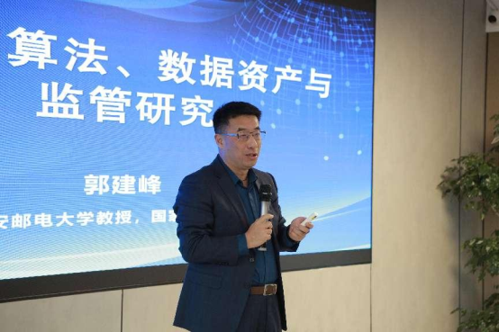 人站在电视前

中度可信度描述已自动生成