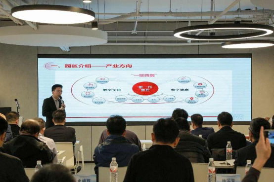 一群人在开会

描述已自动生成