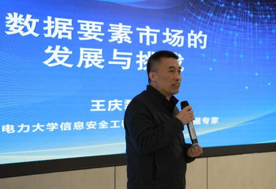 穿蓝色上衣的人在电视前

低可信度描述已自动生成