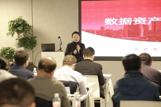 一群人在台上演讲

描述已自动生成