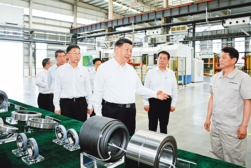 　　2025年5月19日至20日，中共中央总书记、国家主席、中央军委主席习近平在河南考察。这是19日下午，习近平在洛阳轴承集团股份有限公司智能工厂考察。 新华社记者 谢环驰/摄
