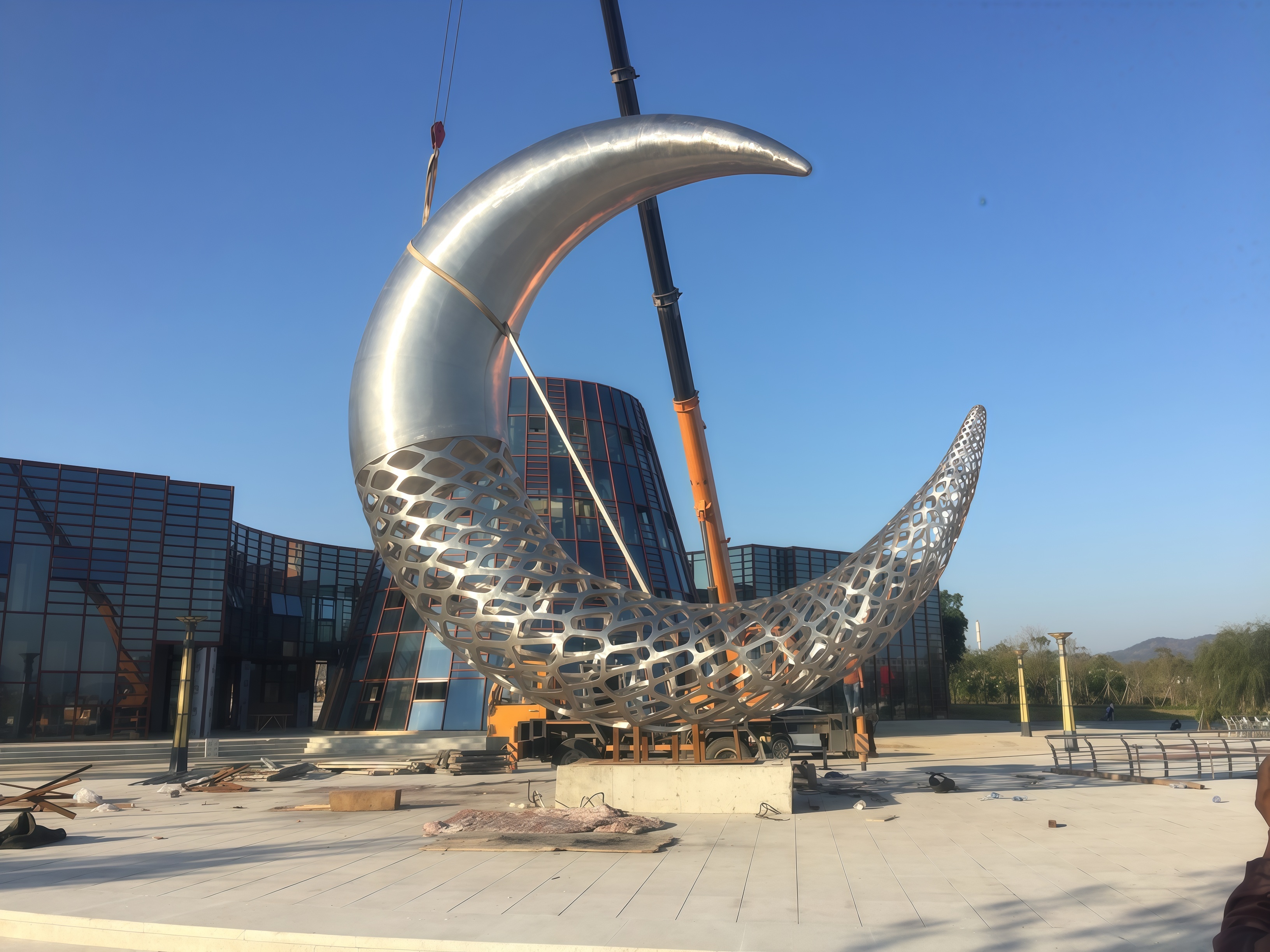 不锈钢大型月亮雕塑