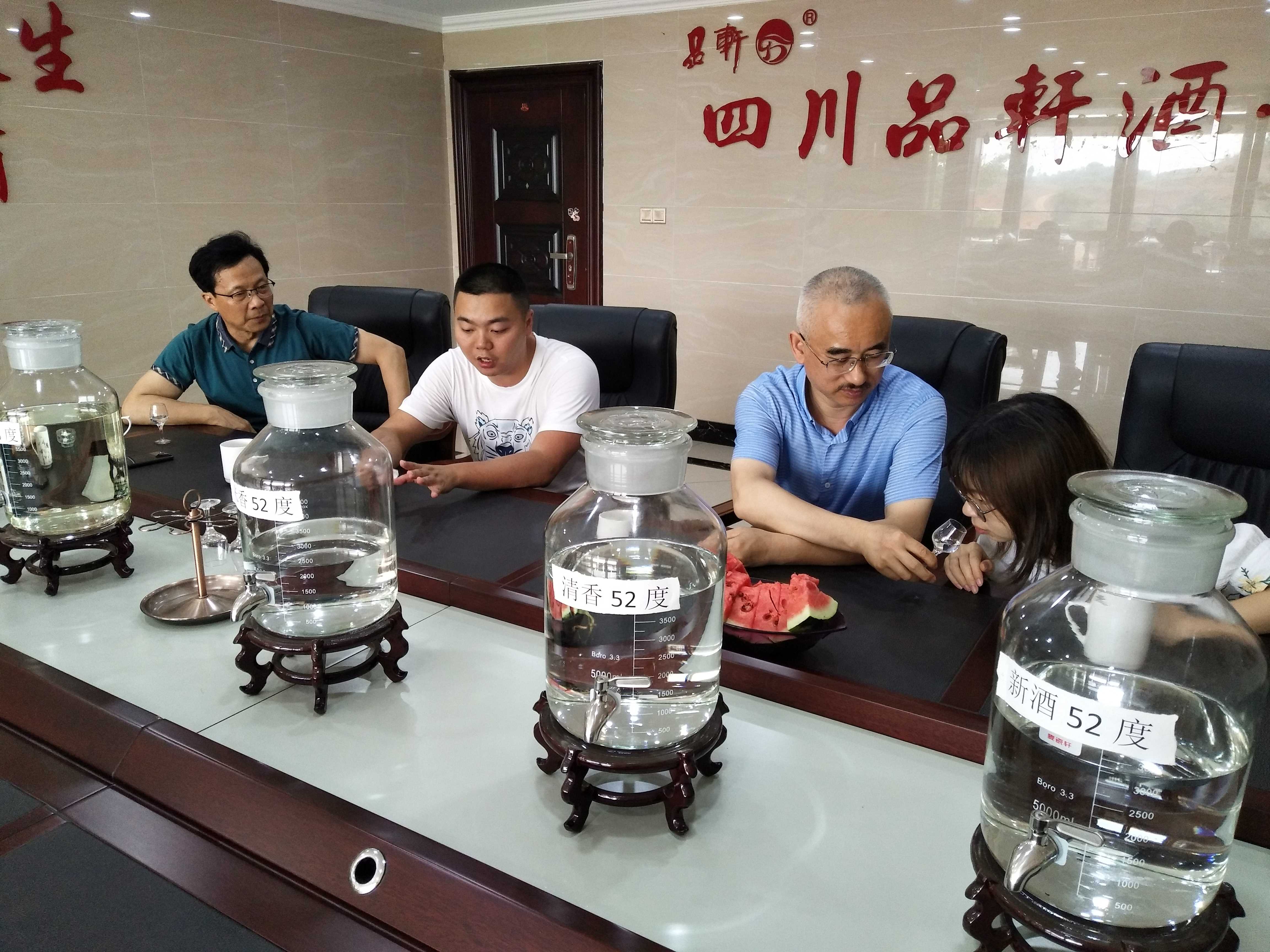 加强校企交流 助推校企合作 ——酿酒专家张文学教授一行走访调研眉山酿酒企业