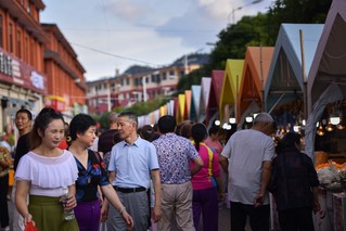 桐梓夏季“村晚”现场，避暑游客络绎不绝。桐梓县融媒体中心供图