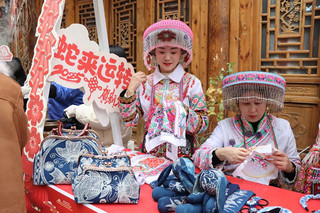 “村晚”现场，当地群众展示手工艺品制作。桐梓县融媒体中心供图