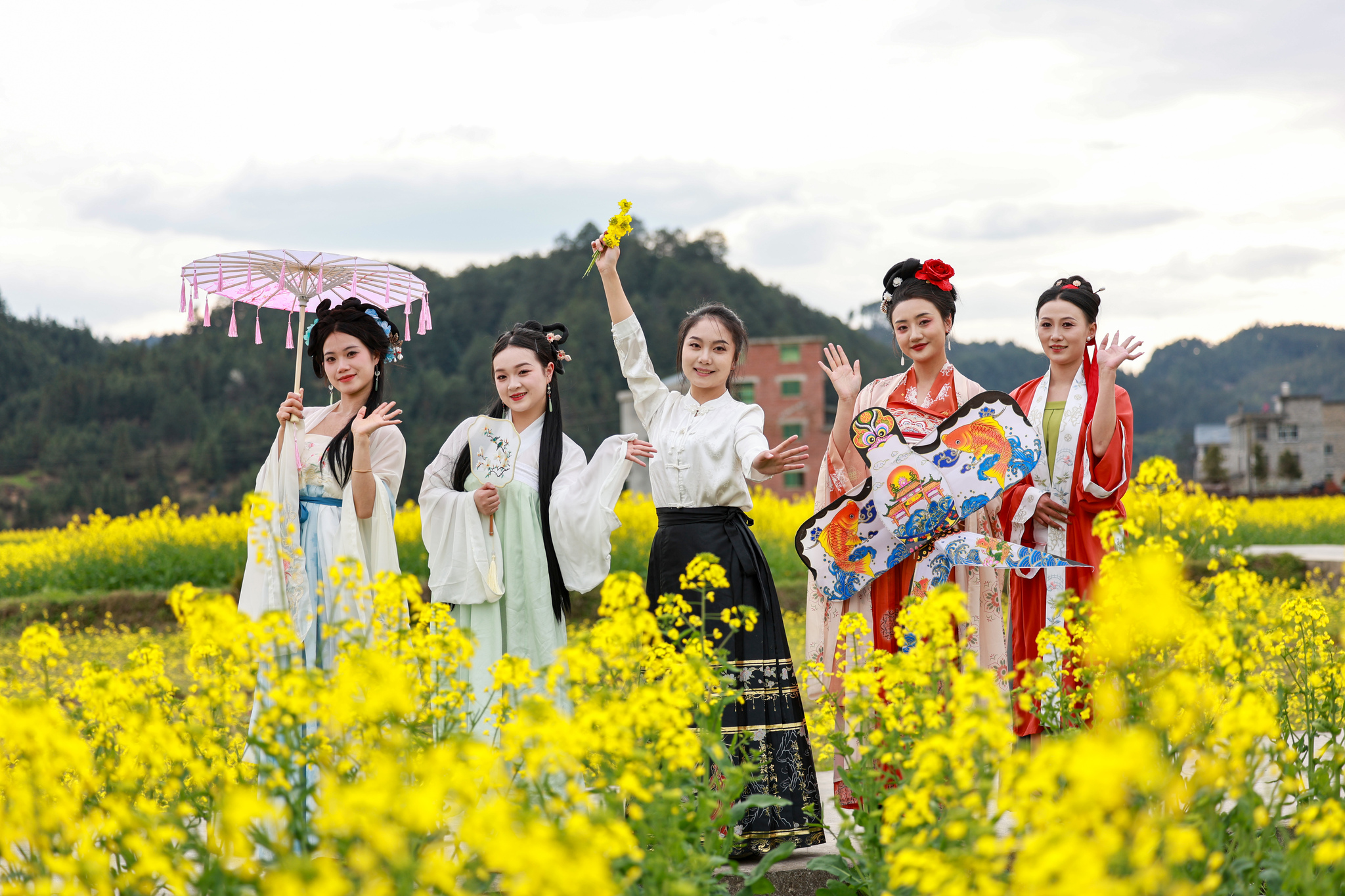 Hanfu enthusiasts immerse themselves in the golden rapeseed flower fields of Sansui County, Guizhou Province, March 19, 2025. /CFP