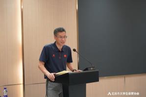 男人站在桌子上

AI 生成的内容可能不正确。