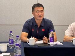 男人和女人坐在桌子前

AI 生成的内容可能不正确。