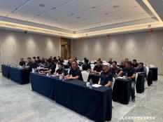 会议室里的人们

AI 生成的内容可能不正确。