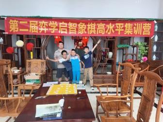 图片包含 桌子, 建筑, 餐厅, 椅子