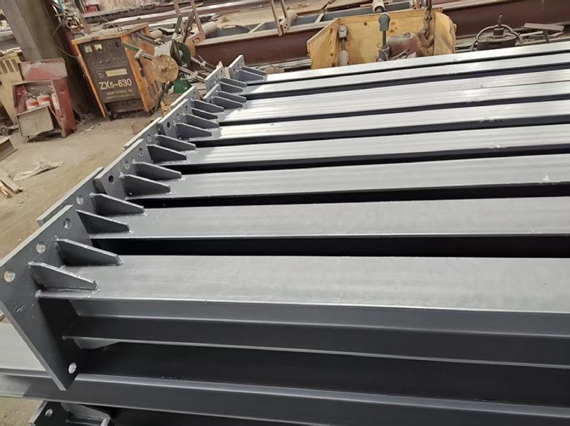 钢柱油漆后成品