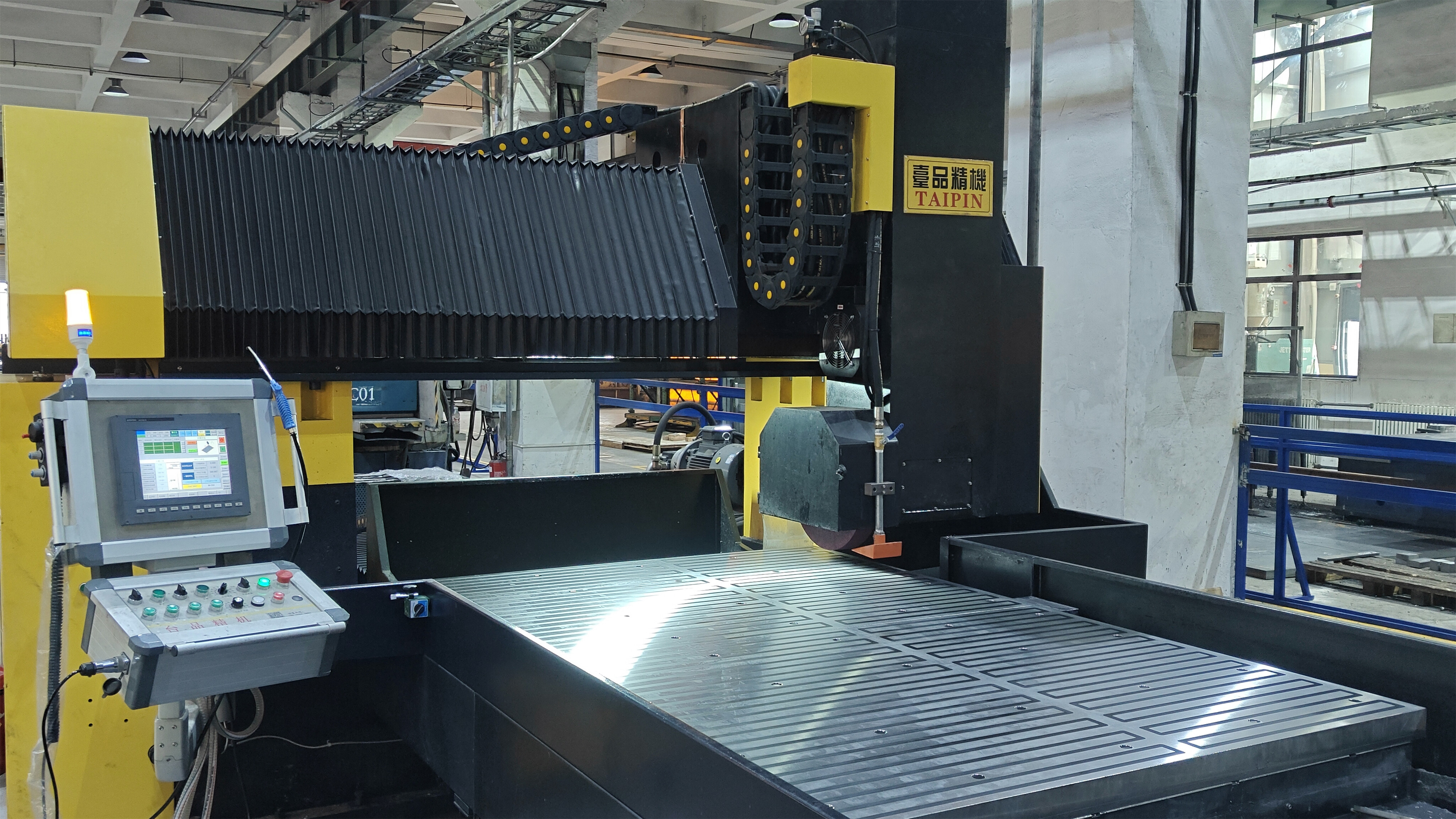 高精度龙门平面磨床采用全闭环数控系统与进口导轨，实现1500mm-2500mm大型工件0.005mm/m²平面度磨削，专用于风电主轴、轧机牌坊等重型装备的超精密加工。