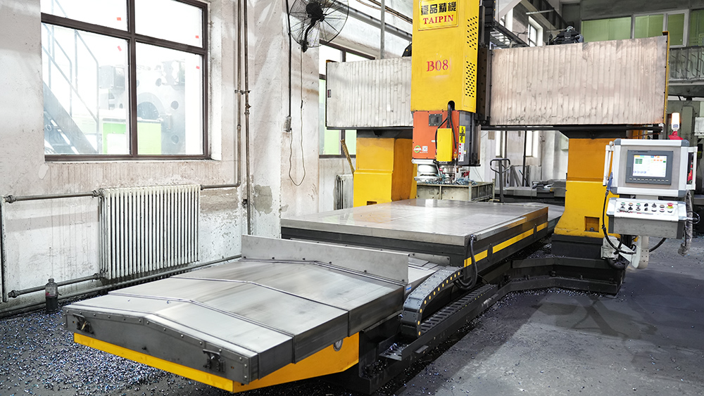 龙门平面铣床采用高刚性一体式床身与数控系统，实现1500mm-2500mm大尺寸工件的高精度平面铣削，适用于能源装备、船舶制造等重工业领域。