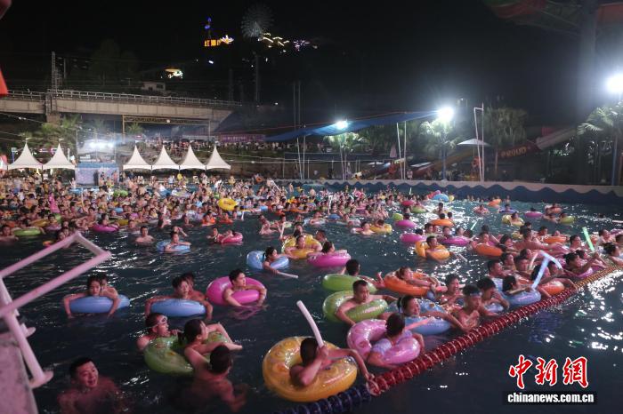 重庆：高温激活“清凉”夜经济水上乐园夜晚热闹非凡