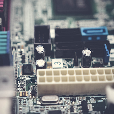 半导体是指在常温下导电性能介于绝缘体与导体之间的材料。常见的半导体包括硅、锗等元素半导体及砷化镓、氮化镓等化合物半导体。