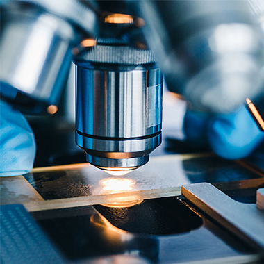 除了工业生产等领域，真空泵也广泛的应用于各种化工及生物学实验室等领域。一般在实验室中使用的真空泵用途有两大类：真空抽滤及真空干燥。  实验室中真空泵一般与多种仪器配套使用，例如真空抽滤器、废液抽取仪、旋转蒸发仪、真空干燥箱、冻干机等设备。