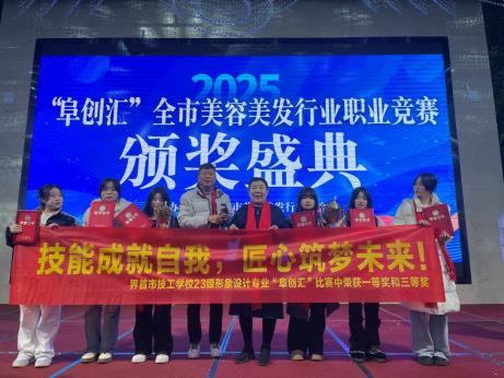 街道上有店铺的标志蓝色背景白色的字

AI 生成的内容可能不正确。