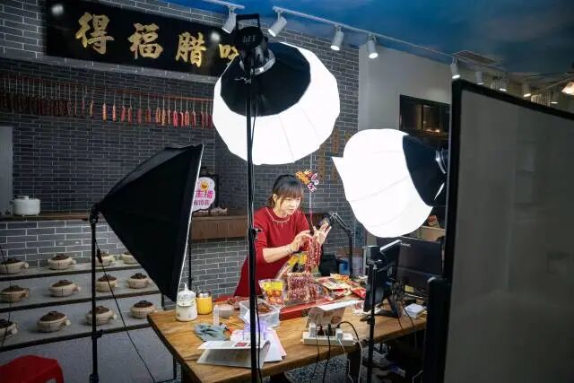 黄圃腊味电商直播间