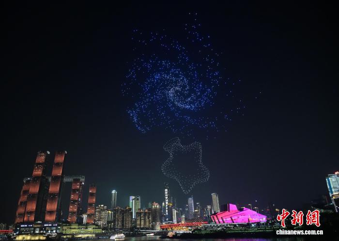 中秋明月夜无人机灯光秀点亮重庆夜空