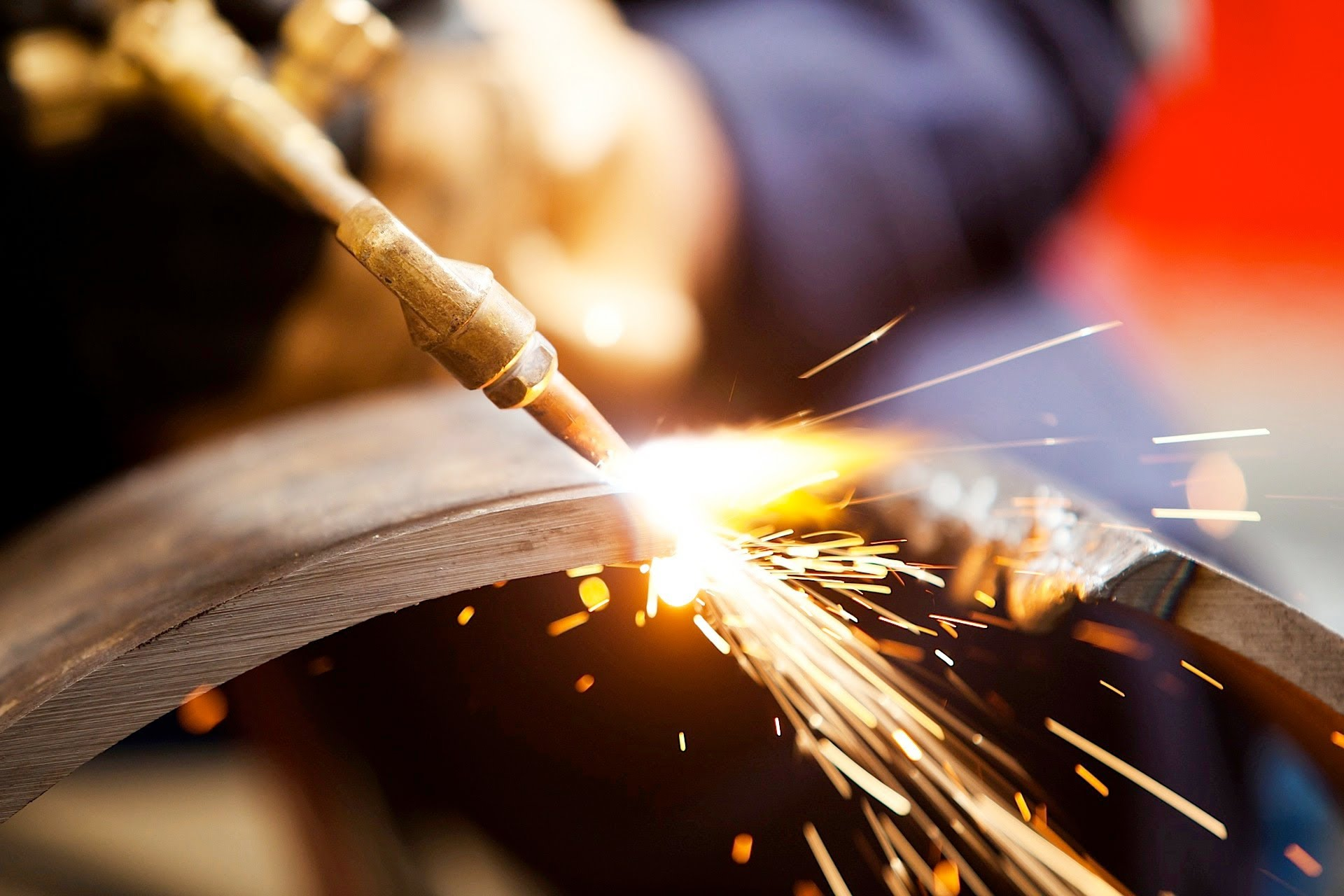 氩弧焊 / CO₂保护焊焊接金属部件，保障大型产品（如雕塑骨架）强度。