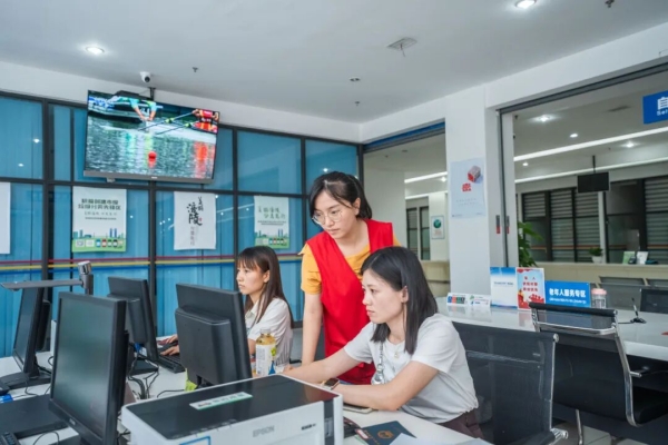 志愿者在自助服务区引导服务群众。涪陵区政务服务管理事务中心供图