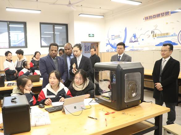 代表团考察教学设施和特色课程。西附荣昌实验学校供图