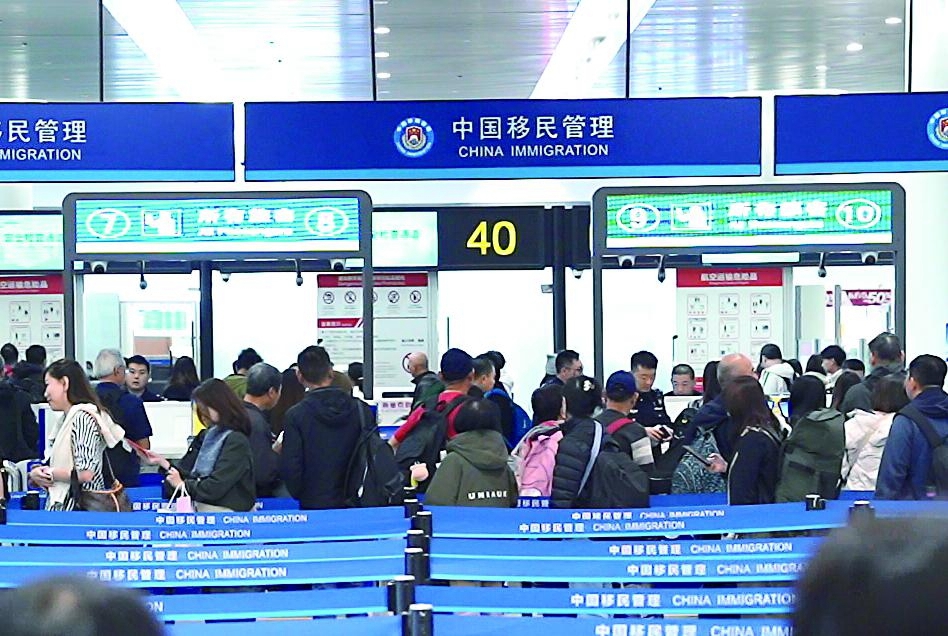 旅客排队过安检