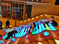 5音乐滑梯：体验者从滑梯上滑下，滑梯会