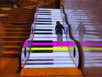 5音乐滑梯：体验者从滑梯上滑下，滑梯会