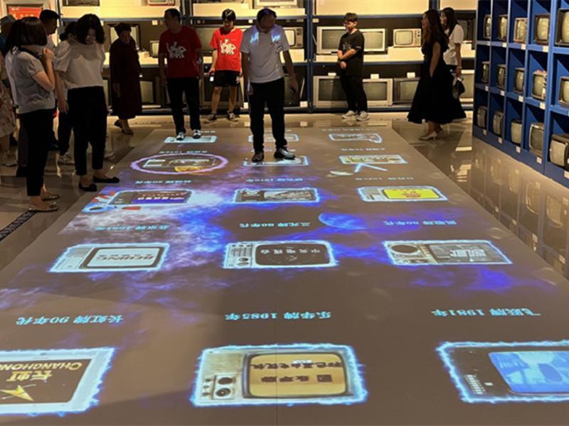 4地面互动投影：该系统使用感应摄像头，通过投影让来宾与系统产生互动。来宾走在上面时，会触发特效，而且地面背景和不同种类的特效均可定制开发-3-