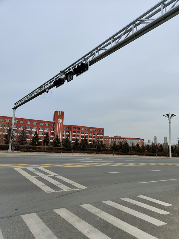 济南飞机场航天大道电子警察杆案例-4