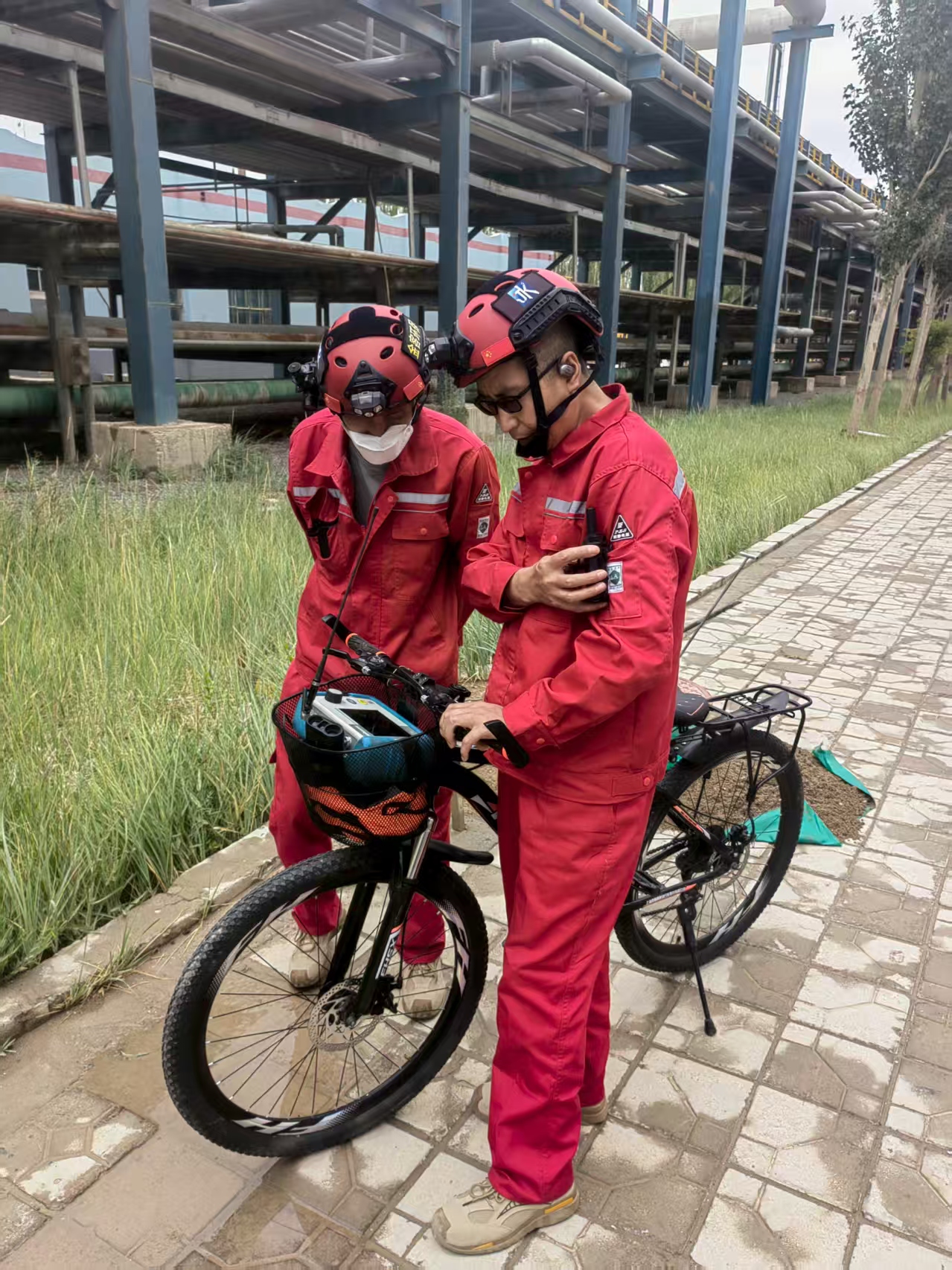 格尔木炼油厂测漏现场