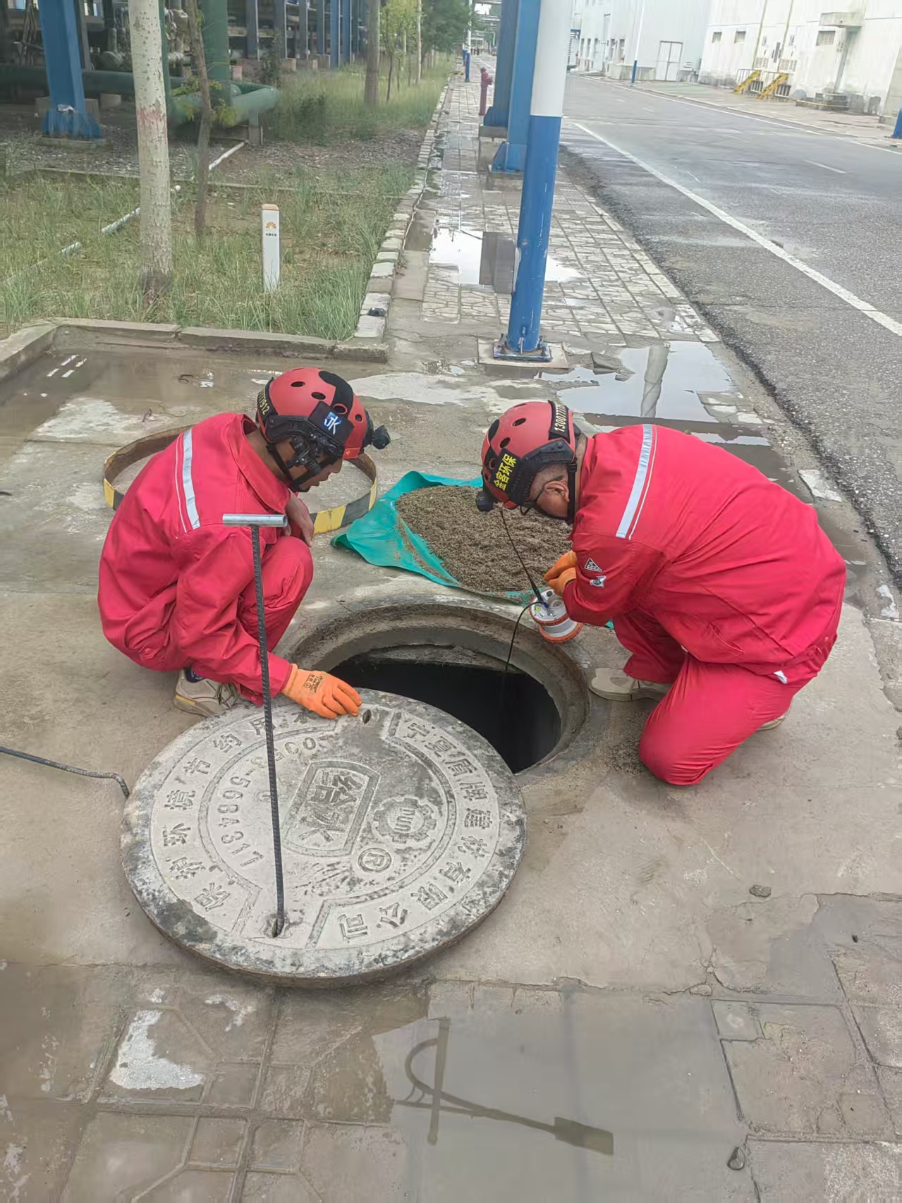 格尔木炼油厂测漏现场