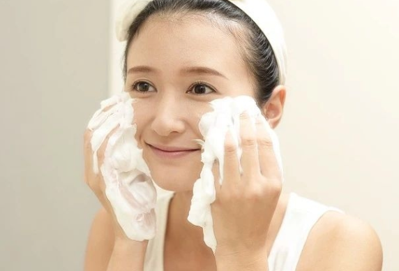 经常长痘痘闭口，很有可能是卸妆不彻底惹的祸！