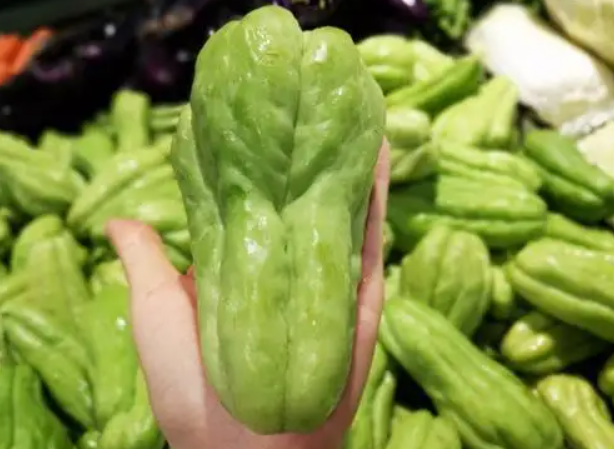 摸了佛手瓜为啥会手脱皮?佛手瓜不削皮可以吃吗?