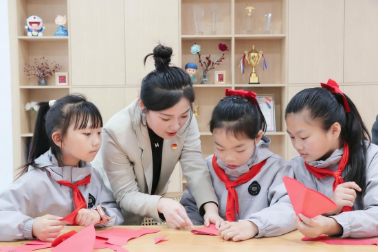 图为孩子们体验非遗剪纸。行远小学 供图 