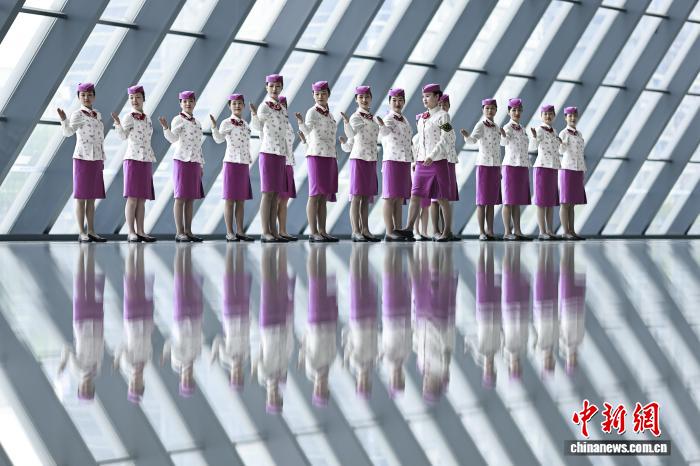 重庆:高铁乘务员开展服务礼仪培训备战“五一”假期