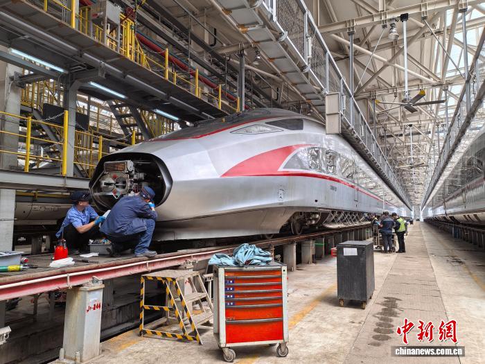重庆动车“体检”护航“五一”假期运输安全