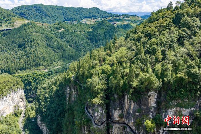 探访重庆武隆挂壁水渠:绝壁“天河”焕发文旅新活力